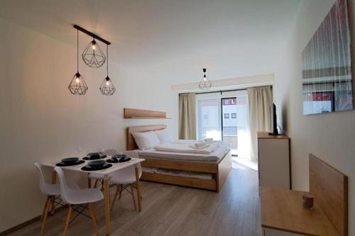 伏尔塔瓦河畔利普诺Apartment KORZO 318/3的卧室配有一张床和一张桌子及椅子