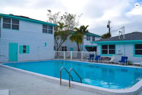 圣徒皮特海滩Renovate Large Studio 21-Directly Across Beach的房屋前的大型游泳池