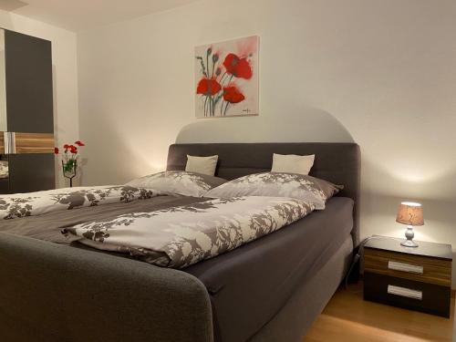 RietzFerienwohnung Familie Meinschad的一间卧室,床上有红色的鲜花
