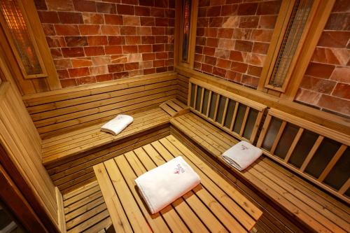 瓦特拉多尔内多纳酒店的享有带2条毛巾的木制桑拿浴室的顶部景致