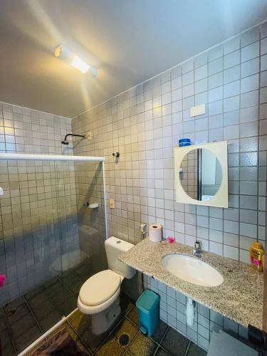 拉巴拉德纳圣米格尔Condomínio Rochas do Mar的浴室配有卫生间、盥洗盆和淋浴。