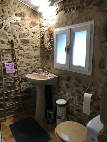 圣让迪加尔Chambre d'hôte Lavande - Le soleil des Cévennes的一间带水槽和窗户的浴室