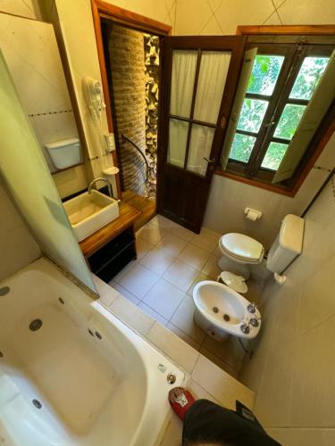 马德普拉塔阿雷胡耶山林小屋的带浴缸、盥洗盆和卫生间的浴室