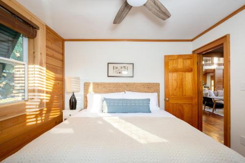 沙利文的岛Raven by AvantStay Entertainers Dream w Pool Hot Tub Game Room 9 BRs的卧室配有白色的床和窗户。