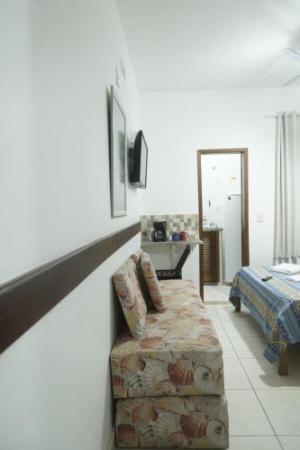 阿拉亚尔-杜卡布CANTO DA ARVORE 1的客厅配有沙发和1张床