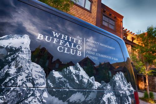杰克逊白牛俱乐部酒店的一辆带有阅读野生动物水牛俱乐部标志的巴士