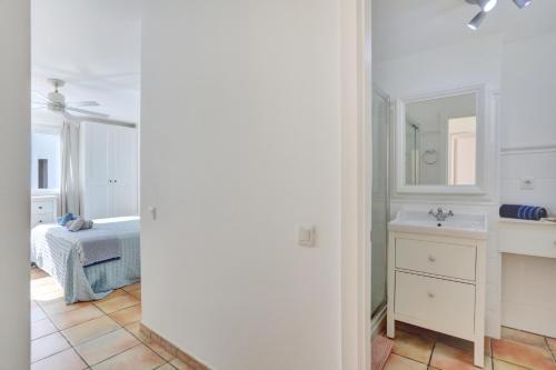 科蒂略SunsetView apartment El Cotillo 2-4 personas的白色的浴室设有水槽和镜子