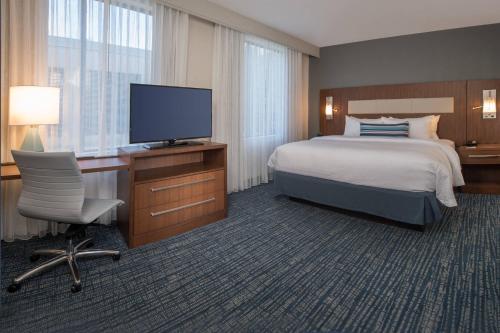 巴尔的摩巴尔的摩约翰·霍普金斯医学院万豪原住客栈酒店的酒店客房配有一张床和一张书桌及一台电视