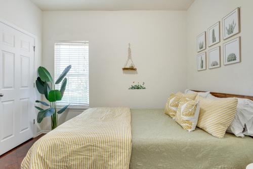 俄克拉何马城Beautiful Oklahoma City Retreat with Private Patio的一间卧室配有一张黄色和白色的被子。