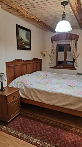 拉德库夫GAJRAJ的一间卧室设有一张大床和一个窗户。