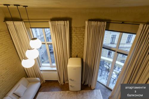 切尔诺夫策Apart hotel на Франка的客厅设有2扇大窗户和加热器