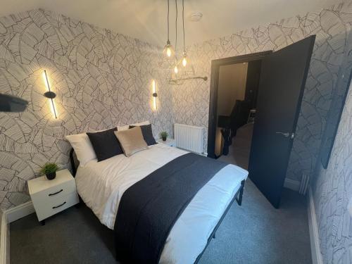 康福斯Lancaster Place 18的一间卧室配有一张带黑白毯子的床