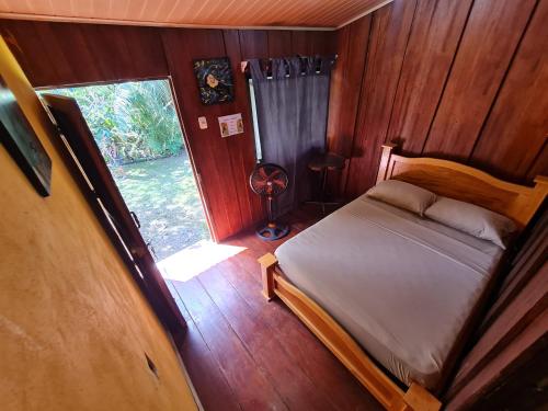 德雷克Hostel Yinary的一间小卧室,配有床和窗户
