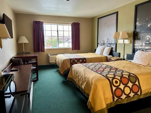Platte City普拉特城/堪萨斯城国际机场北速8酒店的酒店客房设有两张床和窗户。