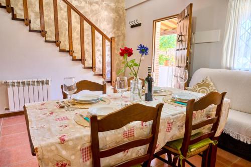卢克Casa Rural Vistaluque的用餐室配有桌椅和桌子