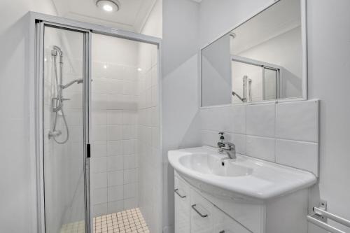 波因特卢考特Lazy Days的白色的浴室设有水槽和淋浴。