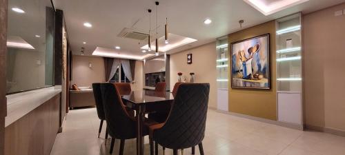 拉合尔Goldcrest Luxury Apartments的厨房以及带桌椅的用餐室。