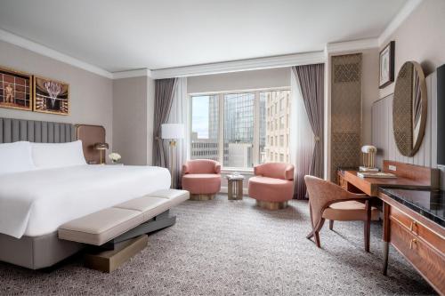 达拉斯达拉斯丽思卡尔顿酒店的配有一张床和一张书桌的酒店客房
