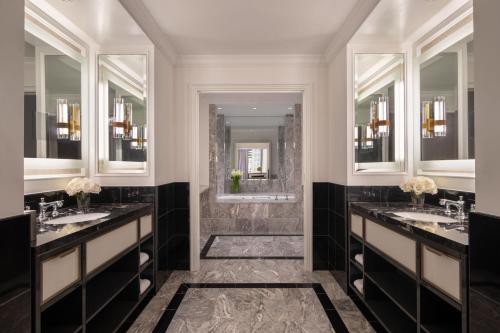 达拉斯达拉斯丽思卡尔顿酒店的浴室设有2个水槽和2面镜子