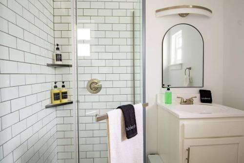 伯明翰Vulcan’s Hideout / Cozy King Bed / A1的白色的浴室设有水槽和镜子