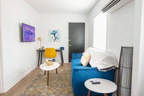 伯明翰Vulcan’s Hideout / Cozy King Bed / A1的客厅配有蓝色的沙发和黄色的椅子