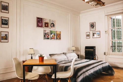圣地亚哥Hostal Salvador的卧室配有一张床和一张桌子及椅子