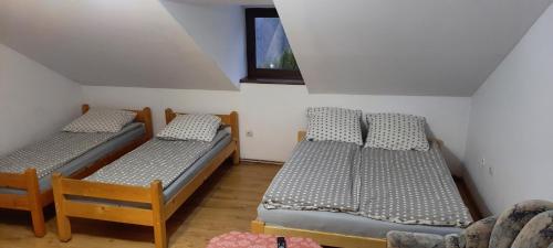 伊斯泰布纳Pokoje u Juroszka的带窗户的客房内设有两张单人床。