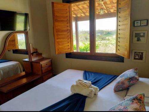 迪亚曼蒂纳Casa Candeia的一间卧室设有两张床和窗户。