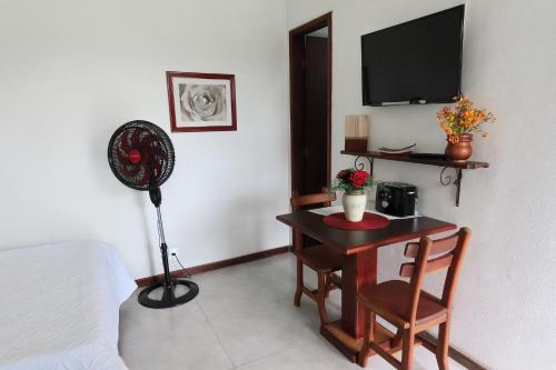 卡波布里奥Casa Flora的客房设有带风扇的书桌和1张床。