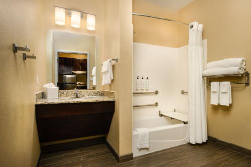 休斯顿休斯顿广场区万豪广场套房酒店的带浴缸、水槽和淋浴的浴室