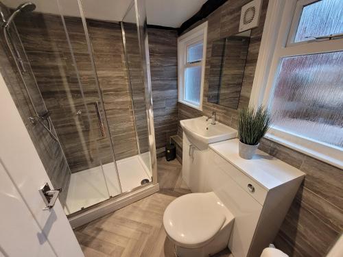 科尔切斯特Wallgate House Apartments- Step back into Roman history with Catchpole Stays的浴室配有卫生间、淋浴和盥洗盆。