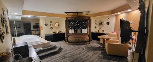 哈里斯堡Inn of the Dove - Romantic Luxury Suites with Jacuzzi & Fireplace at Harrisburg-Hershey-Philadelphia, PA的大型浴室设有大浴缸和床。