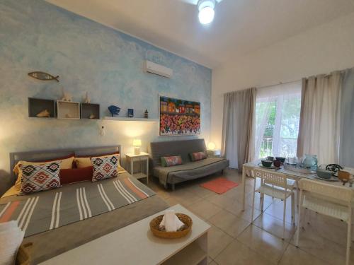 巴亚希贝Apartamento Cadaques caribe Bayahibe的客厅配有一张床和一张桌子