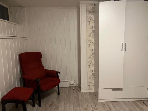 桑讷菲尤尔Råstadveien 20的一间设有红色椅子和橱柜的房间