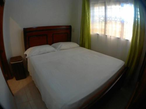 拉斯加勒拉斯Coco Banana Resort Appartment 1的卧室内的一张白色床,设有窗户