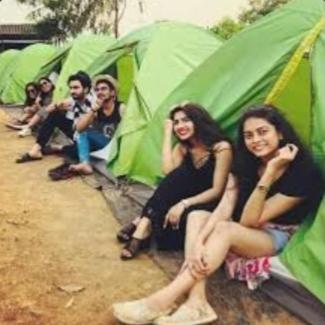 JunnarTent City Resort Malshej Ghat Hill Station的一群人坐在绿色帐篷前