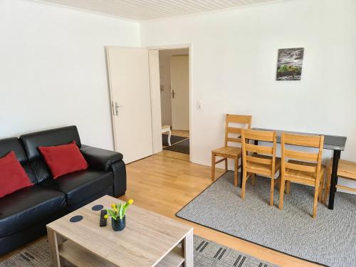斯图加特Apartments bei Marienplatz的客厅配有沙发和桌子