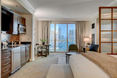 拉斯维加斯Blu Cashmere Suite * MGM Signature 23rd FLR w/balcony strip view的酒店客房设有一张大床和一个厨房。