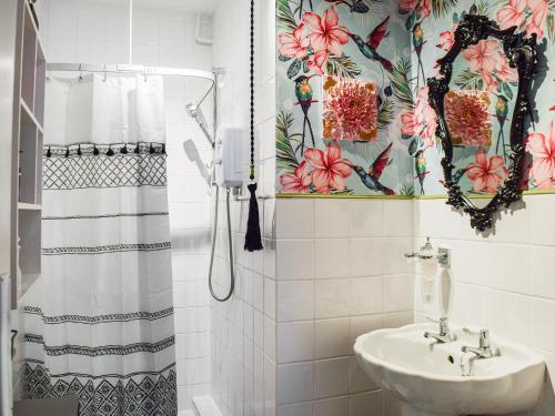 绍斯波特The Hideaway的白色的浴室设有水槽和淋浴。
