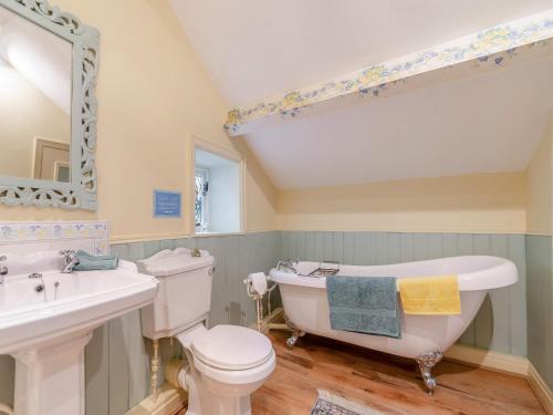 Riverside Cottage的带浴缸、卫生间和盥洗盆的浴室