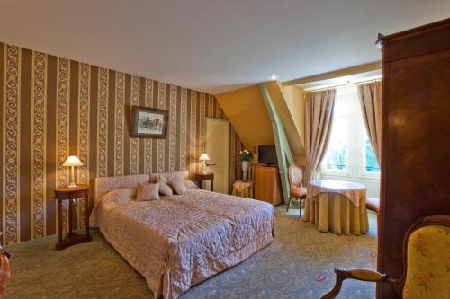 沙朗德拉韦励酒庄酒店的壁纸客房内的一间卧室配有一张床