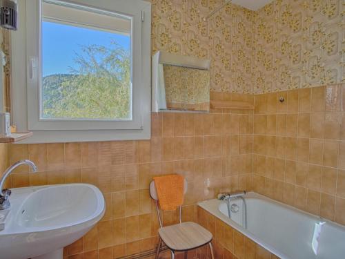 韦尔科尔地区科尔朗松Appartement Corrençon-en-Vercors, 3 pièces, 6 personnes - FR-1-761-28的一间带水槽和浴缸的浴室以及窗户。