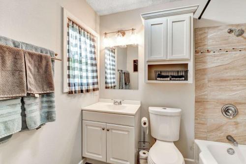 韦科Pecan Hill House的白色的浴室设有卫生间和水槽。