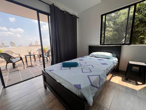 卡利Epifania Hostel的一间卧室设有一张床和一个阳台