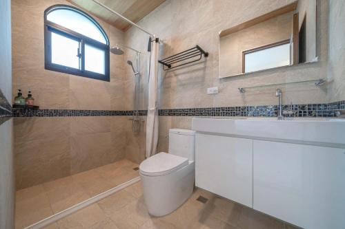 Yilan City森堡休閒莊園的一间带卫生间、水槽和窗户的浴室