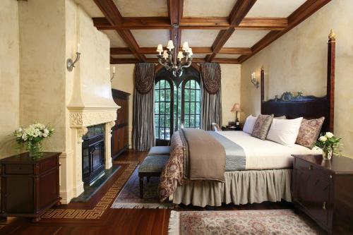 索诺玛雷德森酒店及吉娜酒廊的一间卧室设有一张大床和一个壁炉