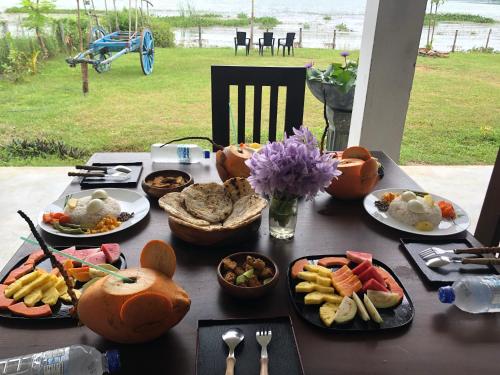 蒂瑟默哈拉默Lapwing Lake Villa的一张桌子上放着不同的食物板