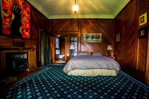 塔卡卡清凉休息住宿加早餐旅馆的一间卧室配有一张床和一个壁炉
