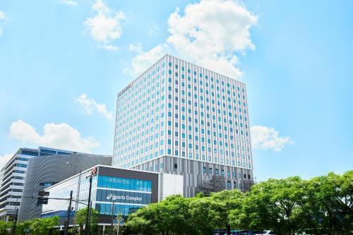 东京Hotel JAL City Tokyo Toyosu的建筑前高大的玻璃建筑