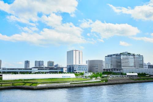 东京Hotel JAL City Tokyo Toyosu的享有河流和建筑的城市美景